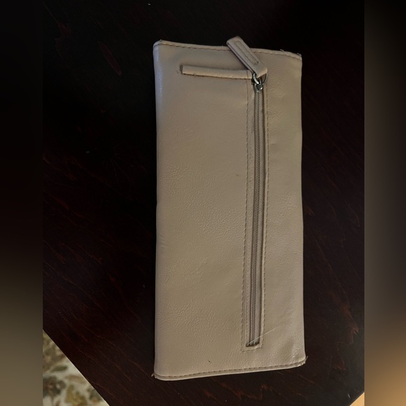 Kenneth Cole Reaction Wallet - Picture 5 of 8